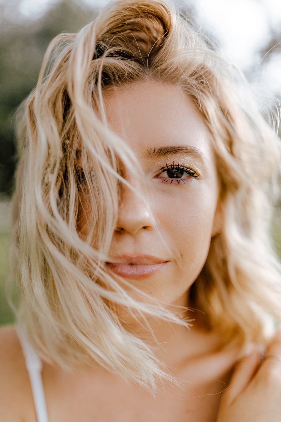 Blond włosy w naturalnym świetle — inspiracja do przymiarki koloru w Try On VI|VA Hair
